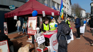 Sechster und vorletzter Infostand der GSF vor den Kommunalwahlen - auch unser "kriegstüchtiger" Freund ist wieder dabei, denn Frieden und Abrüstung ist unser zentrales Thema
