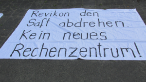 Kundgebung vor der Kongresshalle Gießen gegen den Bebauungsplan eines Rechenzentrums in der Weststadt 